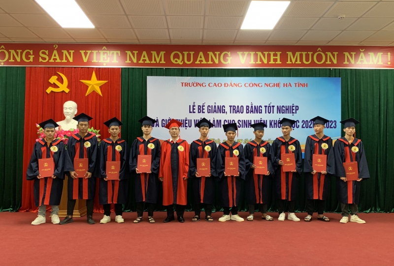 Trường CĐ Công nghệ Hà Tĩnh: Lễ bế giảng gắn với giới thiệu việc làm cho sinh viên